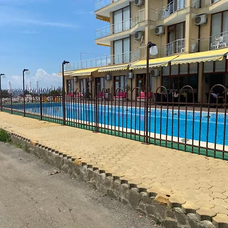2 Bedroom/2 стаен на метри от плажа 라브다